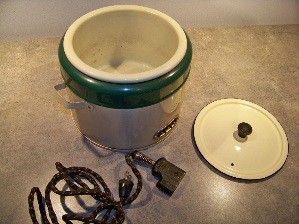 1930s vintage round Nesco roaster oven electric slow cooker