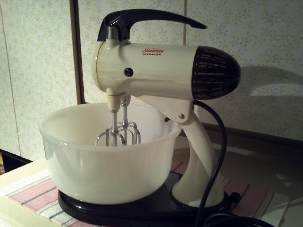 Vintage Mid Century YELLOW SUNBEAM MIXMASTER With Juicer and Mincer  Attachments Excellent Condition 