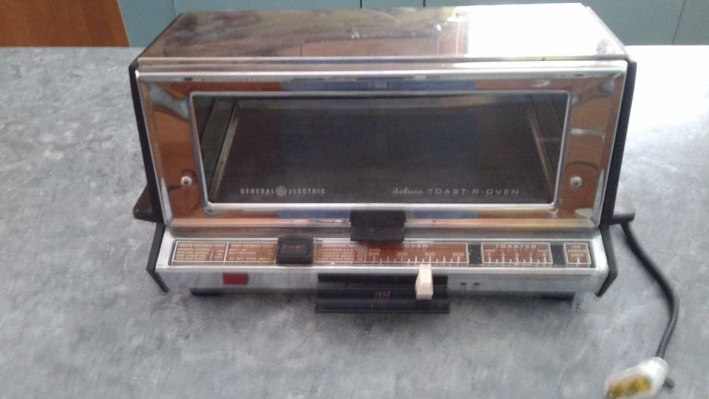 General Electric GE Versatron Continuous Cleaning Counter Toaster Oven  Vintage 